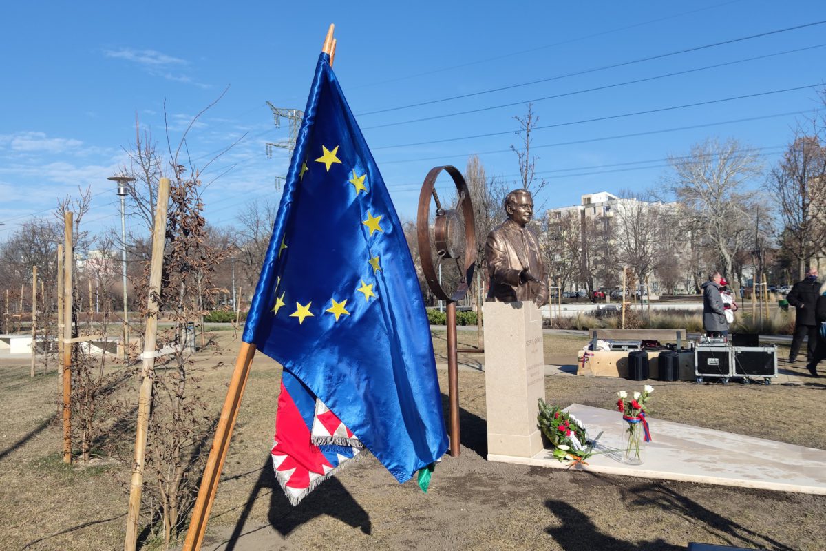 100 éve született!
 Szepesi György.
 Váci úton az emléktáblánál, Hajdú pihenő ...