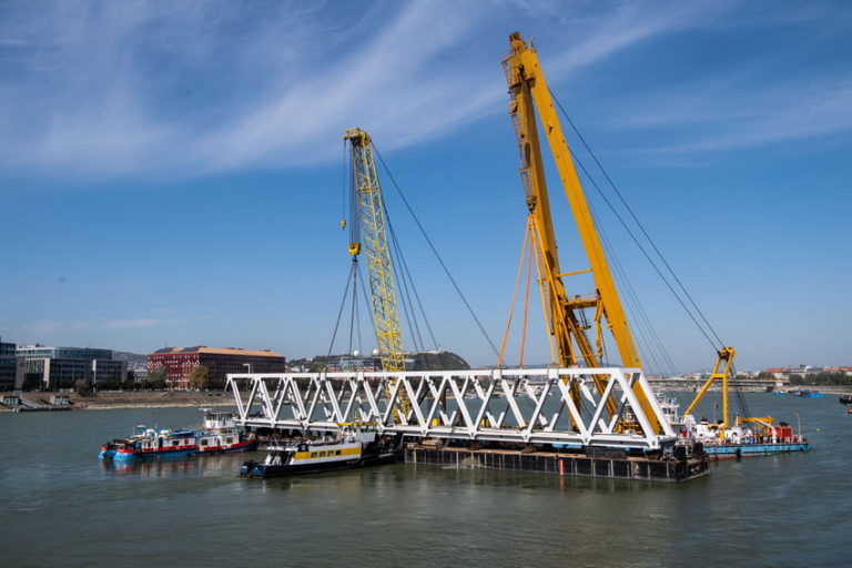 Elkezdték az új hídelemek beemelését a budapesti Déli összekötő vasúti hídra!...