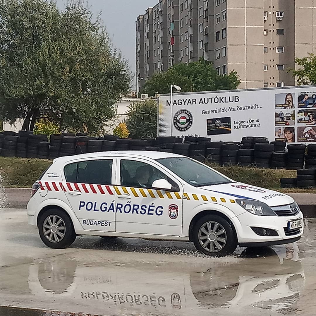 Ismét kresz és vezetéstechnikai tréning a budapesti polgárőröknek....